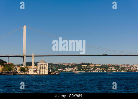 Istanbul, Turchia - 21 aprile 2016. La Moschea Ortakoy e Ponte sul Bosforo a Istanbul in Turchia. Foto Stock