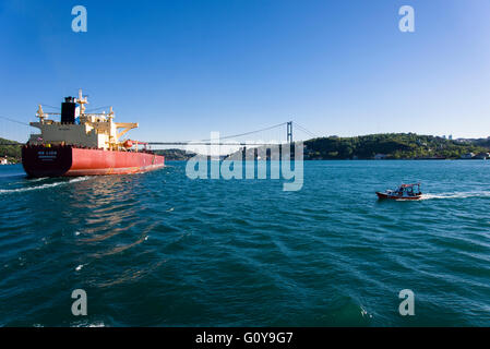 Istanbul, Turchia - 21 aprile 2016. Ponte sul Bosforo , nave e una barca a vela sul mare. Foto Stock