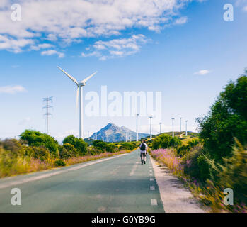 Escursionista guardando i mulini a vento vicino a Casares, provincia di Malaga, Andalusia, Spagna meridionale. Foto Stock