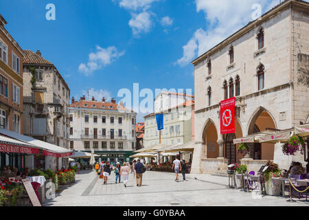 Split, Dalmazia, Croazia. Piazza del Popolo. Il banner rosso pende dal secolo XV Municipio in stile rinascimentale. Foto Stock