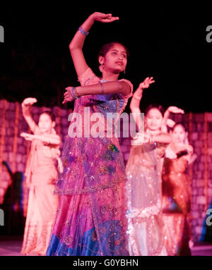 Un locale dance troupe di adolescenti orfani esegue indiani tradizionali danze folk. Ananda in Himalaya. India Foto Stock