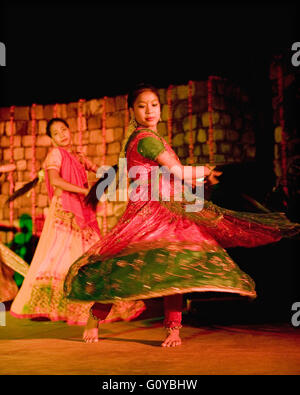 Un locale dance troupe di adolescenti orfani esegue indiani tradizionali danze folk. Ananda in Himalaya. India Foto Stock