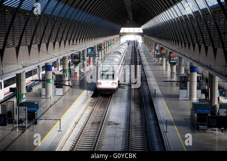 Treni regionali in treno alla Stazione di Santa Justa a Siviglia Spagna Foto Stock