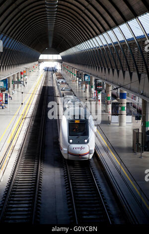 Treni regionali in treno alla Stazione di Santa Justa a Siviglia Spagna Foto Stock