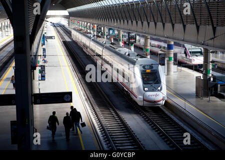 Treni regionali in treno alla Stazione di Santa Justa a Siviglia Spagna Foto Stock