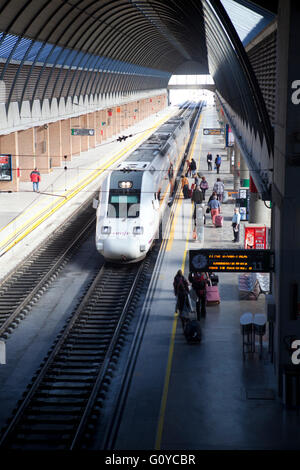 Treni regionali in treno alla Stazione di Santa Justa a Siviglia Spagna Foto Stock