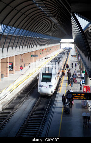 Treni regionali in treno alla Stazione di Santa Justa a Siviglia Spagna Foto Stock