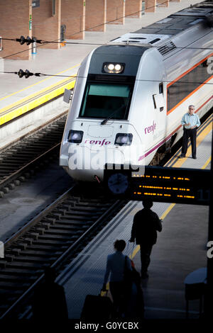 Treni regionali in treno alla Stazione di Santa Justa a Siviglia Spagna Foto Stock