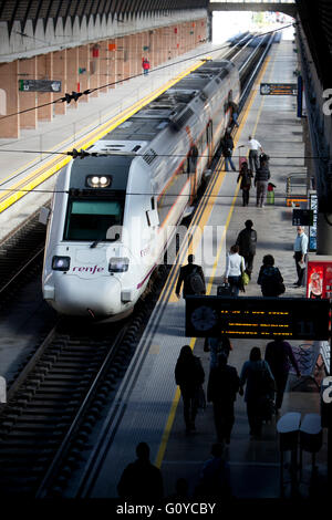 Treni regionali in treno alla Stazione di Santa Justa a Siviglia Spagna Foto Stock