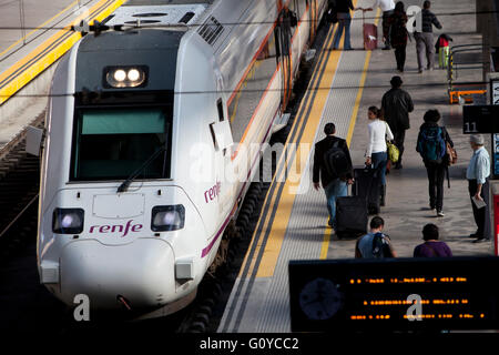 Treni regionali in treno alla Stazione di Santa Justa a Siviglia Spagna Foto Stock