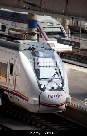 Treni regionali in treno alla Stazione di Santa Justa a Siviglia Spagna Foto Stock