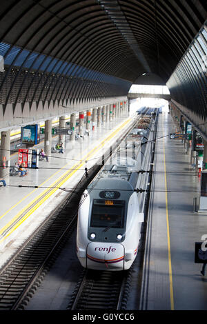 Treni regionali in treno alla Stazione di Santa Justa a Siviglia Spagna Foto Stock