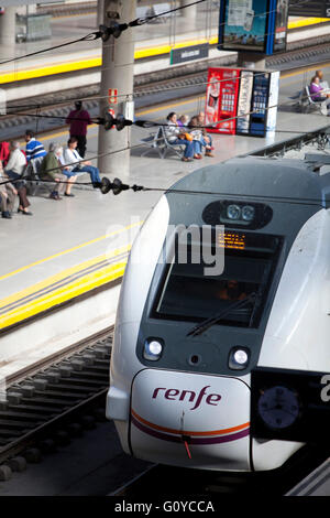 Treni regionali in treno alla Stazione di Santa Justa a Siviglia Spagna Foto Stock