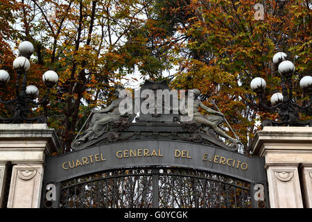 Dettaglio del cancello di ingresso del Cuartel General del Ejercito / Palacio de Buenavista, Madrid, Spagna Foto Stock