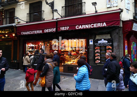 Charcuteria tradizionale di delicatessen negozio di alimentari nel centro di Madrid, Spagna Foto Stock