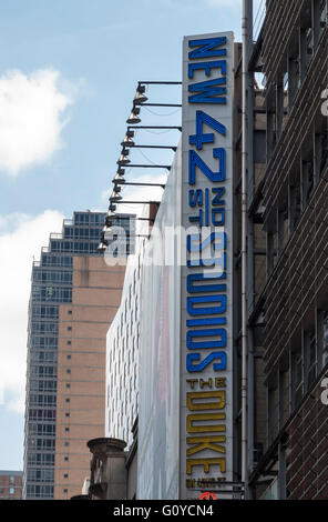 Il Neon lato sul lato del nuovo 42nd St Studios presso il duca teatro di Broadway, New York City. Foto Stock