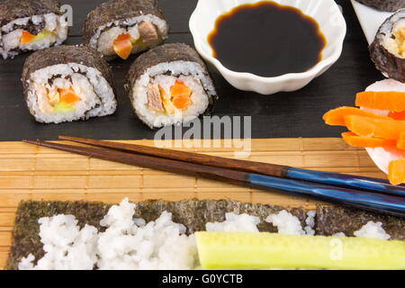 La preparazione del sushi. Sushi ingredienti e realizzati rotoli di sushi Foto Stock