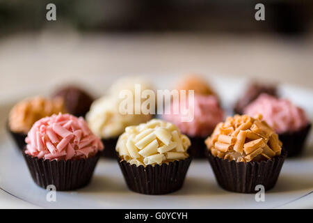 Varietà belga di tartufi di cioccolato Foto Stock