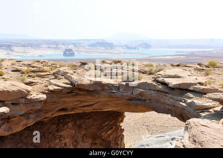 Un ponte naturale di roccia, arco nel deserto dello Utah. Foto Stock