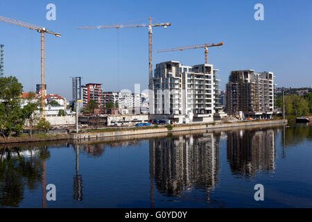 Nuovi edifici sul fiume Vltava, Marina Isola, Holesovice, Praga, Repubblica Ceca Foto Stock