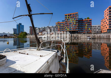 Nuovi edifici sul fiume Moldava, Praga Marina, Holesovice, Praga, Repubblica Ceca Foto Stock