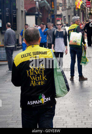 Liverpool, Regno Unito. Il 5 maggio 2016. Ventole Viilarreal nel centro di Liverpool prima del gioco tonights contro il Liverpool ad Anfield Credito: ALAN EDWARDS/Alamy Live News Foto Stock