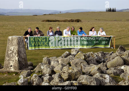 Kington, Herefordshire, UK. Il 5 maggio, 2016. Kington Walking Festival comitato scambiati in interni per esterni quando hanno fatto la migliore delle previsioni. Membri impostare la tavola e sedie e hanno tenuto il loro incontro mensile sulla vicina Hergest Ridge. Kington Herefordshire UK. Credito: Andrew Compton/Alamy Live News Foto Stock