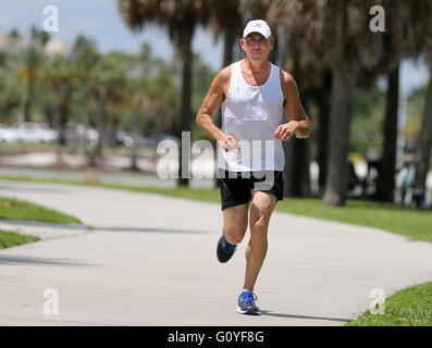 San Pietroburgo, Florida, Stati Uniti d'America. Il 5 maggio, 2016. DIRK SHADD | Orari .Aaron Freedman, 52, da San Pietroburgo, passa per una luce di sei miglia di eseguire presso la North Shore Park a San Pietroburgo giovedì pomeriggio (05/05/16). Freedman è un ultra runner che è la formazione di 50 miglia di eseguire a Key West entro questo mese. Freedman ha fatto tutti i tipi di gare di avventura, ultra maratona, in mountain bike e lunghe nuotate. (Nota: le immagini sono per un personale migliore cover story) © Dirk Shadd/Tampa Bay volte/ZUMA filo/Alamy Live News Foto Stock