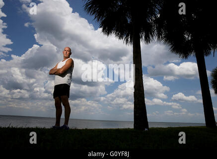 San Pietroburgo, Florida, Stati Uniti d'America. Il 5 maggio, 2016. DIRK SHADD | Orari .Aaron Freedman, 52, da San Pietroburgo, prima di andare per una luce di sei miglia di eseguire presso la North Shore Park a San Pietroburgo giovedì pomeriggio (05/05/16). Freedman è un ultra runner che è la formazione di 50 miglia di eseguire a Key West entro questo mese. Freedman ha fatto tutti i tipi di gare di avventura, ultra maratona, in mountain bike e lunghe nuotate. (Nota: le immagini sono per un personale migliore cover story) © Dirk Shadd/Tampa Bay volte/ZUMA filo/Alamy Live News Foto Stock