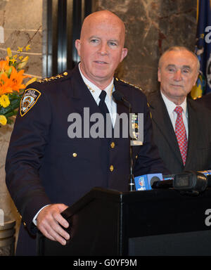 New York, NY, STATI UNITI D'AMERICA. Il 5 maggio, 2016. NYPD Capo Dipartimento di James O'NEILL parla come New York City Polizia WILLIAM BRATTON, destra illumina il Empire State Building in onore della polizia Memorial Day Giovedì 5 maggio 2016. Credito: Bryan Smith/ZUMA filo/Alamy Live News Foto Stock