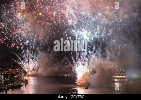 Londra, Regno Unito. Il 5 maggio, 2016. Il vichingo di mare, un 745ft lungo, 930-passeggeri nave da crociera riceve un battesimo celebrativo di fuochi d'artificio a Greenwich, la nave più grande del suo genere a ricevere una tale cerimonia Credito: Guy Corbishley/Alamy Live News Foto Stock