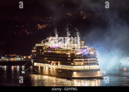 Londra, Regno Unito. Il 5 maggio, 2016. Il vichingo di mare, un 745ft lungo, 930-passeggeri nave da crociera riceve un battesimo celebrativo di fuochi d'artificio a Greenwich, la nave più grande del suo genere a ricevere una tale cerimonia Credito: Guy Corbishley/Alamy Live News Foto Stock