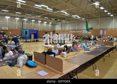 Elezione UK Neath Galles giovedì 5 maggio 2016 Welsh Assembly elezione conteggio inizia a Neath Leisure Centre in Galles dove il Neath, Aberavon e South West Wales sedi sarà dichiarata Foto Stock