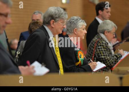 Elezione UK Neath Galles giovedì 5 maggio 2016 Welsh Assembly elezione conteggio inizia a Neath Leisure Centre in Galles dove il Neath, Aberavon e South West Wales sedi sarà dichiarato - nella foto sono funzionari di partito controllo voti Foto Stock