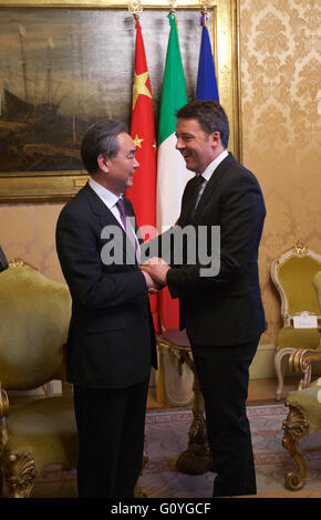 Roma. Il 5 maggio, 2016. Primo Ministro italiano Matteo Renzi (R) si riunisce con la visita il ministro degli Affari Esteri cinese Wang Yi in Italia a Roma il 5 maggio 2016. Credito: Jin Yu/Xinhua/Alamy Live News Foto Stock