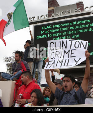 Monterey Park, CALIFORNIA, STATI UNITI D'AMERICA. Il 5 maggio, 2016. Giovedì, 5 maggio, 2016, Monterey Park, CA, una protesta contro Hillary Clinton, il leader del partito democratico candidato presidenziale, è tenuto ad est di Los Angeles College durante la sua visita. La manifestazione è stata organizzata da studenti provenienti da varie istituzioni accademiche da in e intorno a Los Angeles. RODOLFO DE LUNA Credito: Rodolfo De Luna/Prensa Internacional/ZUMA filo/Alamy Live News Foto Stock