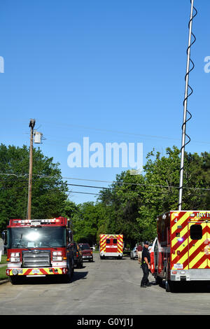 Irving, STATI UNITI D'AMERICA del 5 maggio, 2016. Ambulanza si allontana con salvato lavoratore edile che era stato coperto fino alla sua vita nella sporcizia in un 12 ft. trincea profonda. Credito: Brian Humek/Alamy Live News. Foto Stock