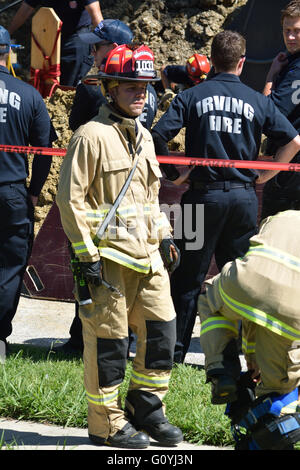 Irving, TX, STATI UNITI D'AMERICA del 5 maggio, 2016. Lavoratori Rescuse sulla scena di un intrappolato lavoratore edile che era caduto in una 12 ft. trincea profonda. Credito: Brian Humek/Alamy Live News. Foto Stock