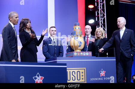 Base comune Andrews, Maryland, Stati Uniti d'America. Il 5 maggio, 2016. Il Presidente degli Stati Uniti Barack Obama e la First Lady Michelle Obama, Vice Presidente USA Joe Biden e il dottor Jill Biden frequentare il kick off del quinto anniversario di unire le proprie forze e il settantacinquesimo anniversario della OSU alla base comune Andrews il 5 di Maggio di 2016 in Maryland. Credito: Olivier Douliery/Piscina via CNP Credito: Olivier Douliery/CNP/ZUMA filo/Alamy Live News Foto Stock