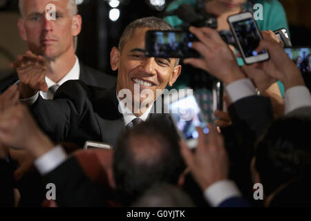 Washington, Distretto di Columbia, Stati Uniti d'America. Il 5 maggio, 2016. Il Presidente degli Stati Uniti Barack Obama saluta gli ospiti durante un ricevimento per contrassegnare il Cinco de Mayo holiday in Oriente Room alla Casa Bianca il 5 maggio 2016 a Washington, DC. La vacanza commemora l'esercito messicano improbabile vittoria sulle forze francesi nella battaglia di Puebla nel maggio su 5, 1862. Credit: Chip Somodevilla/Piscina via CNP Credit: Chip Somodevilla/CNP/ZUMA filo/Alamy Live News Foto Stock