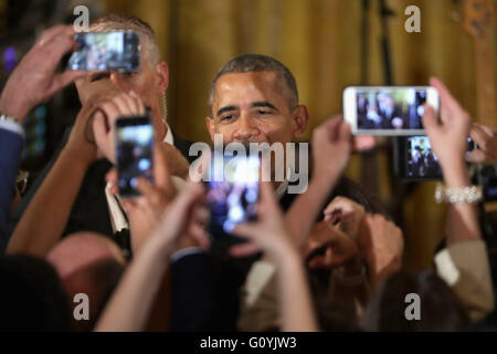 Washington, Distretto di Columbia, Stati Uniti d'America. Il 5 maggio, 2016. Il Presidente degli Stati Uniti Barack Obama saluta gli ospiti durante un ricevimento per contrassegnare il Cinco de Mayo holiday in Oriente Room alla Casa Bianca il 5 maggio 2016 a Washington, DC. La vacanza commemora l'esercito messicano improbabile vittoria sulle forze francesi nella battaglia di Puebla nel maggio su 5, 1862. Credit: Chip Somodevilla/Piscina via CNP Credit: Chip Somodevilla/CNP/ZUMA filo/Alamy Live News Foto Stock