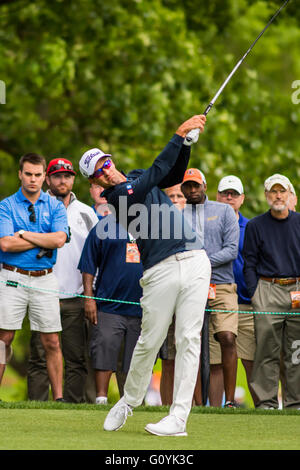 Charlotte, NC, Stati Uniti d'America. Il 5 maggio, 2016. Il Golfer Adam Scott tee off il quindicesimo foro durante il PGA Wells Fargo Championship giovedì 5 maggio 2016 a quaglie santificate Country Club di Charlotte, NC. David stallieri/CSM Credito: Cal Sport Media/Alamy Live News Foto Stock