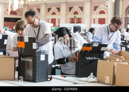 Londra, Regno Unito. Il 6 maggio 2016. Il conteggio delle schede di voto per il sindaco di Londra e il London Assembly elezioni ottiene in corso a Alexandra Palace. Le schede di voto verrà scansionato elettronicamente da DRS scanner. I risultati sono attesi nel pomeriggio. Credito: Immagini vibranti/Alamy Live News Foto Stock