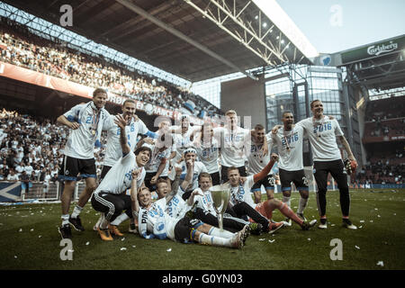 Danimarca, Copenaghen, 5 maggio 2015. FC Copenhagen ha vinto la sua seconda coppa danese del trotto in seguito ad una vittoria 2-1 su AGF Aarhus ieri sera al Parken Stadium. Celebrazione del team presso il passo. Credito: Samy Khabthani//Alamy Live News Foto Stock