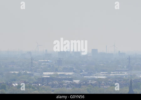 Alexandra Palace di Londra, Regno Unito. Il 6 maggio 2016. Fumoso vista su tutta la città di Londra da Alexandra Palace © Matthew Chattle/Alamy Foto Stock