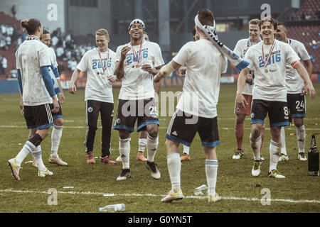 Danimarca, Copenaghen, 5 maggio 2015. FC Copenhagen ha vinto la sua seconda coppa danese del trotto in seguito ad una vittoria 2-1 su AGF Aarhus ieri sera al Parken Stadium. Celebrazione del team presso il passo. Credito: Samy Khabthani//Alamy Live News Foto Stock