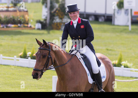 Badminton, South Gloucestershire, Regno Unito, 6 maggio 2016, Zara Tindall e il suo cavallo alta unito prendere parte alla fase di dressage presso la Mitsubishi Motors Badminton Horse Trials 2016. Dressage è una forma avanzata di maneggio che prove il cavallo e cavaliere come essi eseguire manovre difficili basato intorno a un cavallo movimenti naturali. Credito: Trevor Holt / Alamy Live News Foto Stock