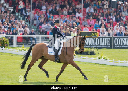 Badminton, South Gloucestershire, Regno Unito, 6 maggio 2016, Zara Tindall e il suo cavallo alta unito prendere parte alla fase di dressage presso la Mitsubishi Motors Badminton Horse Trials 2016. Dressage è una forma avanzata di maneggio che prove il cavallo e cavaliere come essi eseguire manovre difficili basato intorno a un cavallo movimenti naturali. Credito: Trevor Holt / Alamy Live News Foto Stock