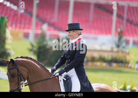 Badminton, South Gloucestershire, Regno Unito, 6 maggio 2016, Zara Tindall e il suo cavallo alta unito prendere parte alla fase di dressage presso la Mitsubishi Motors Badminton Horse Trials 2016. Dressage è una forma avanzata di maneggio che prove il cavallo e cavaliere come essi eseguire manovre difficili basato intorno a un cavallo movimenti naturali. Credito: Trevor Holt / Alamy Live News Foto Stock