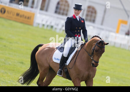 Badminton, South Gloucestershire, Regno Unito, 6 maggio 2016, Zara Tindall e il suo cavallo alta unito prendere parte alla fase di dressage presso la Mitsubishi Motors Badminton Horse Trials 2016. Dressage è una forma avanzata di maneggio che prove il cavallo e cavaliere come essi eseguire manovre difficili basato intorno a un cavallo movimenti naturali. Credito: Trevor Holt / Alamy Live News Foto Stock